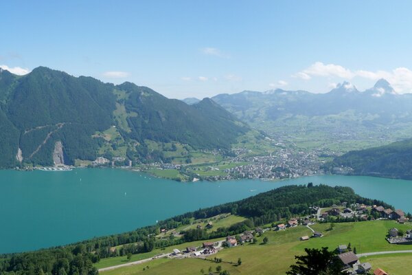 Eine Schweizer Stadt, umgeben von Bergen und Seen