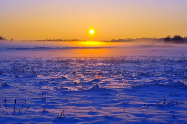 Winter-Sonnenaufgang in der Tundra