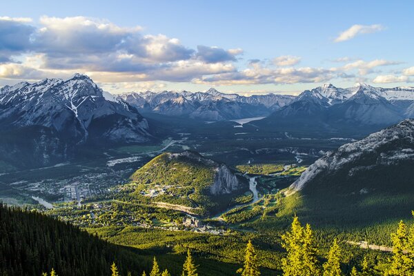 Das Grün, die Berge und die Wolken des Nationalparks in Kanada