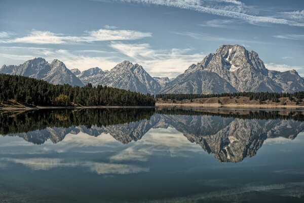 Réflexion de la montagne dans les backwaters de la courbe du lac