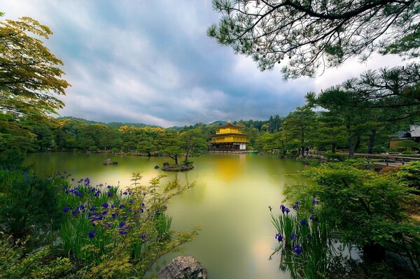 Temple au Japon sur le lac dans le parc