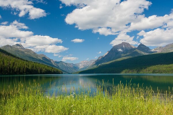 Lac, montagnes et nuages du parc National du Montana