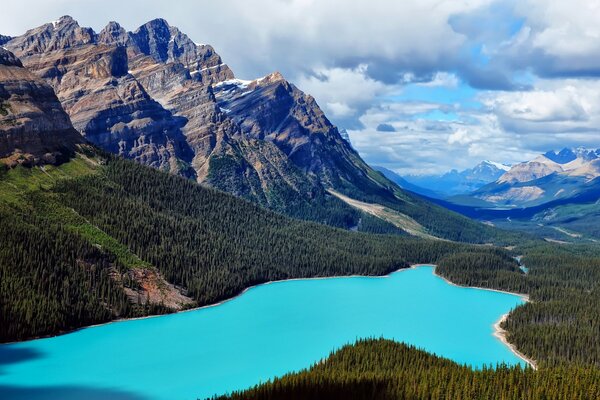 Lago azul cielo en las montañas