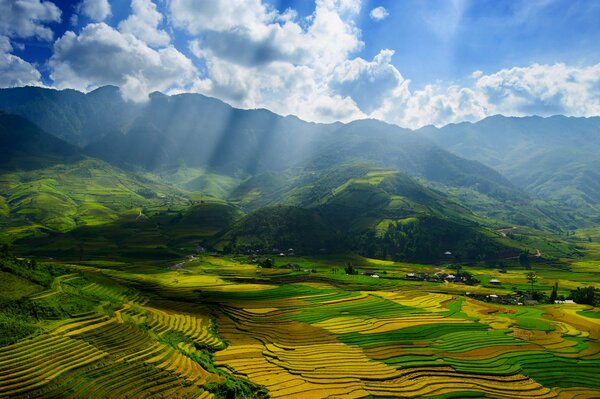 Raggi di sole attraverso le nuvole, autunno Vietnam