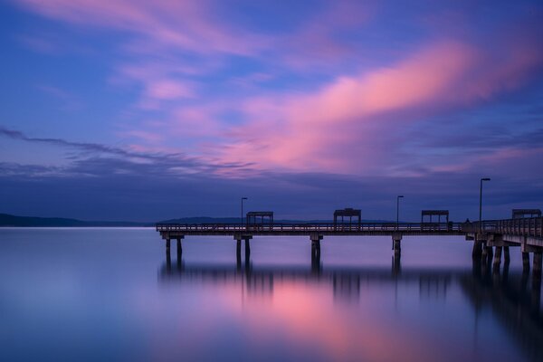 Un muelle solitario en medio de la puesta de sol