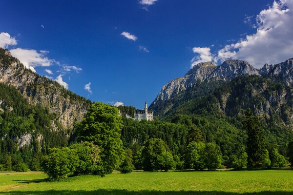 Ein Schloss in Bayern inmitten der Berge