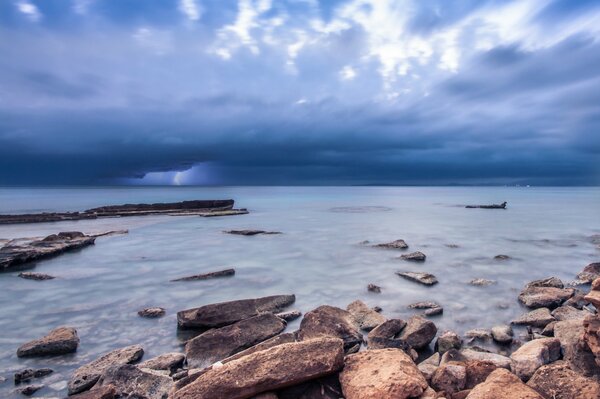 Rocas en el océano bajo el cielo azul