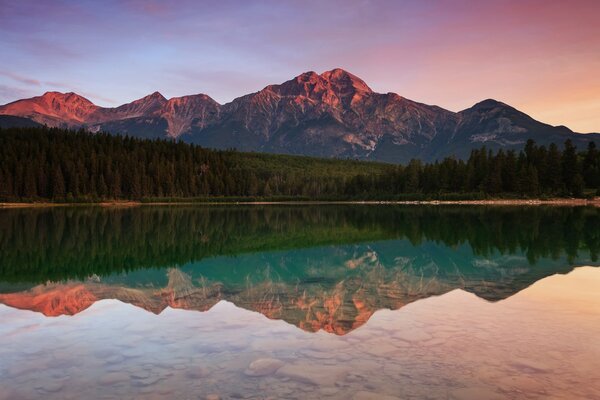 Affichage des montagnes pyramidales dans l eau