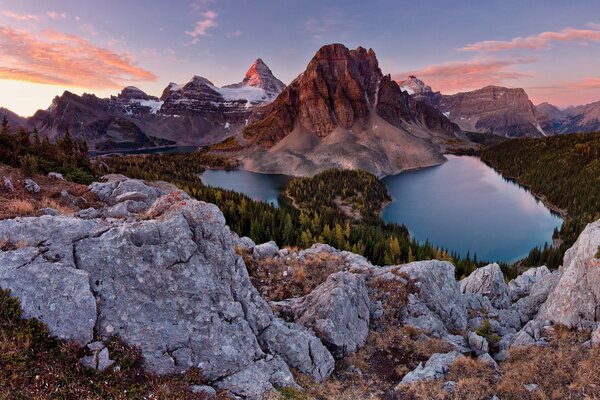 Montagnes alpines au soleil