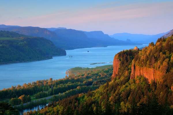 Hermoso amanecer junto al río