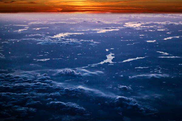 Cielo en las nubes, puesta de sol roja