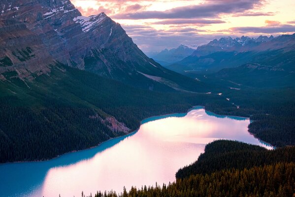 Panorama der Rocky Mountains im August