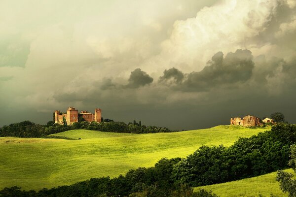 Toskana in Wolken und grünem Gras