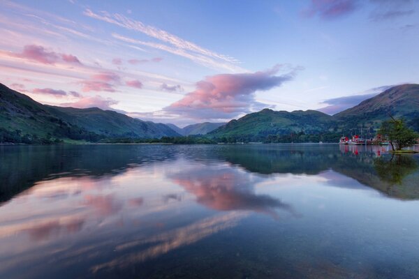 Reflejo de hermosas nubes al atardecer