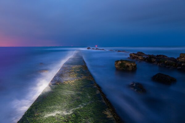 Bahía de mar en el crepúsculo. Gran Bretaña