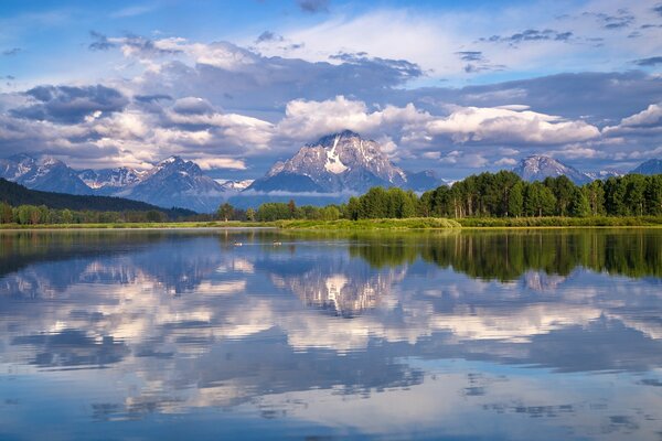 Montagne nuages beau lac