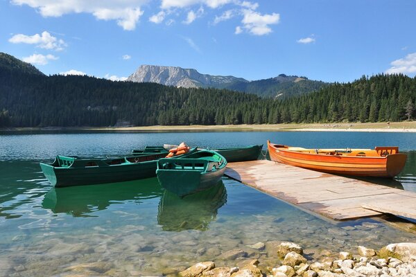 Mehrere Boote am schwarzen See in Montenegro