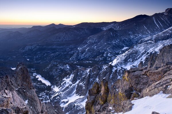 Belle montagne, su uno sfondo di cielo limpido