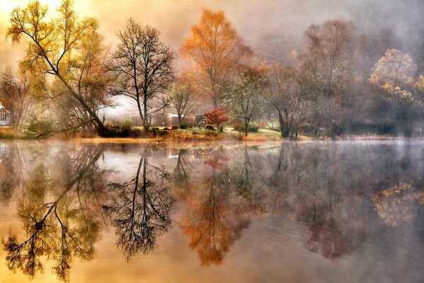 Pueblo de otoño en la neblina