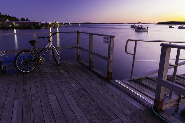 Bicicleta solitaria en la bahía al atardecer