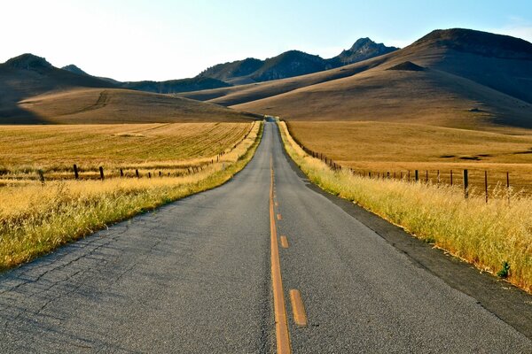 Foto della strada tra le montagne