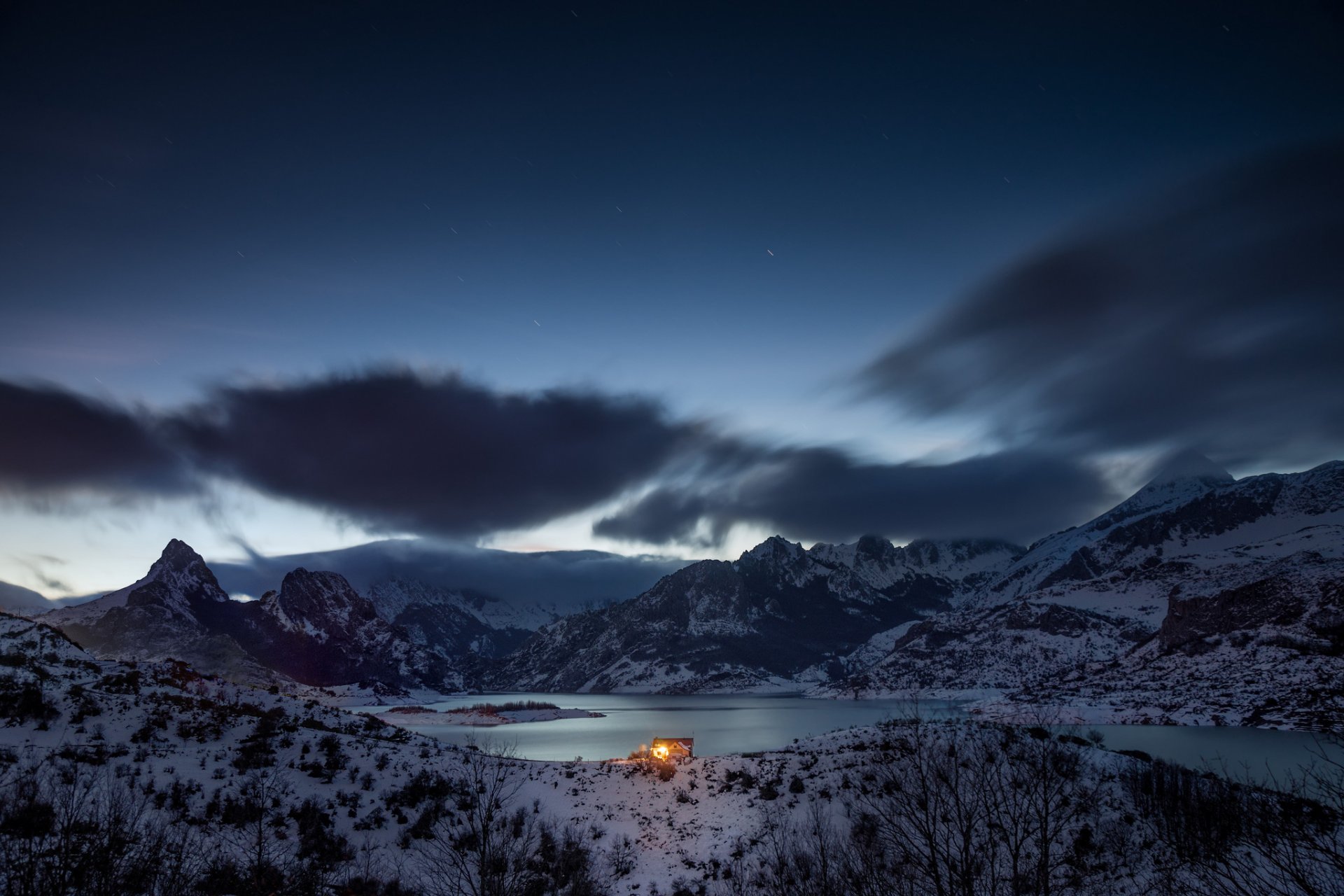 spagna castiglia e león provincia montagne alberi neve fiume cielo nuvole notte casa luci luce