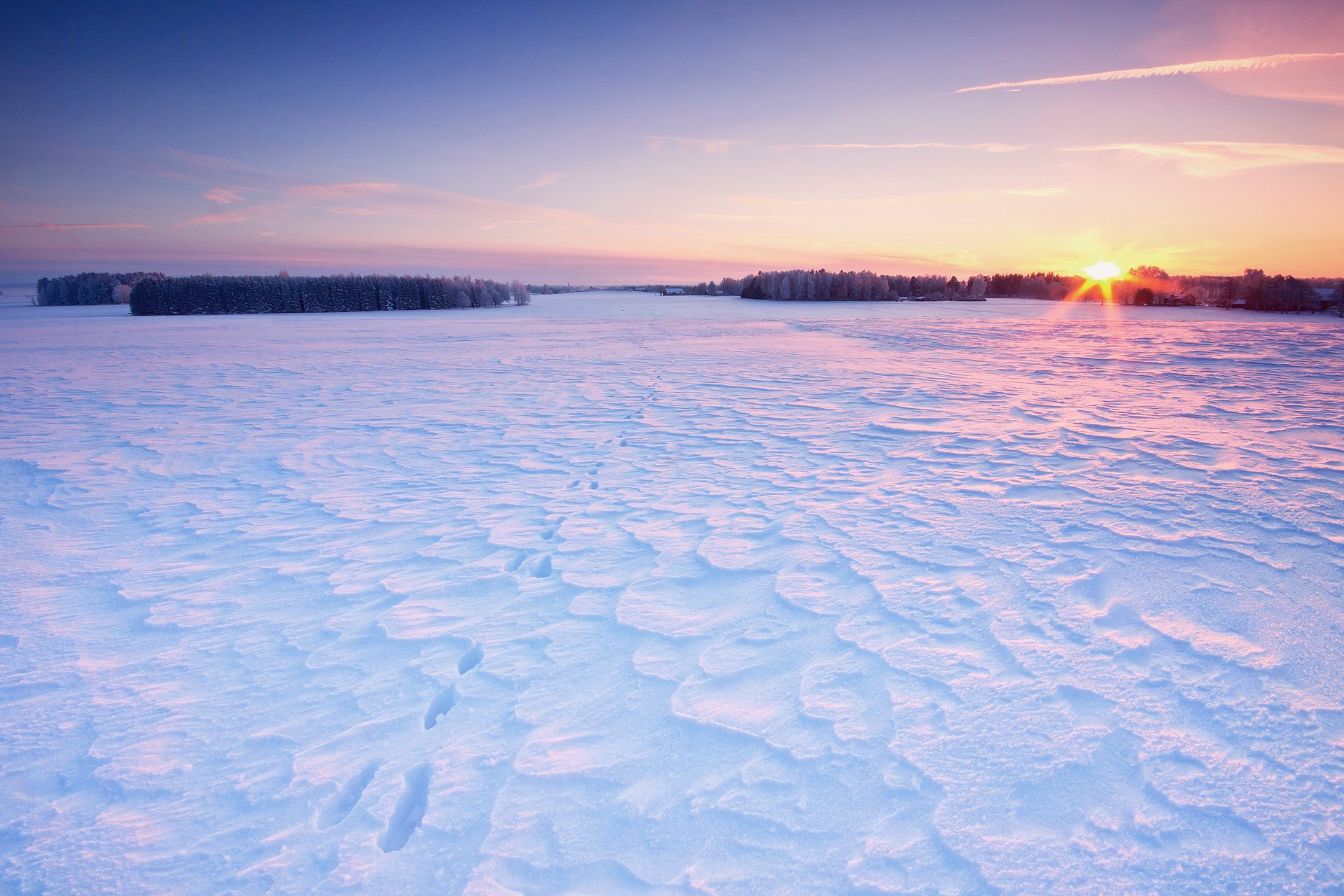 winter feld schnee spuren himmel sonne bäume häuser