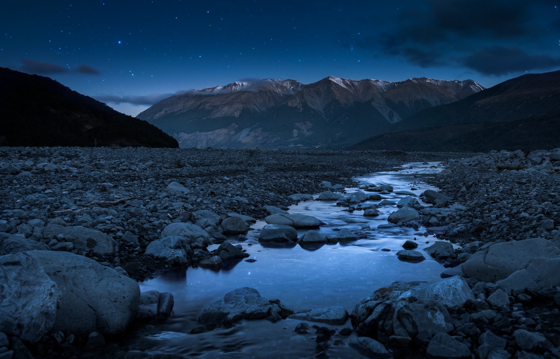 montañas alpes del sur noche estrellas piedras río de montaña corriente