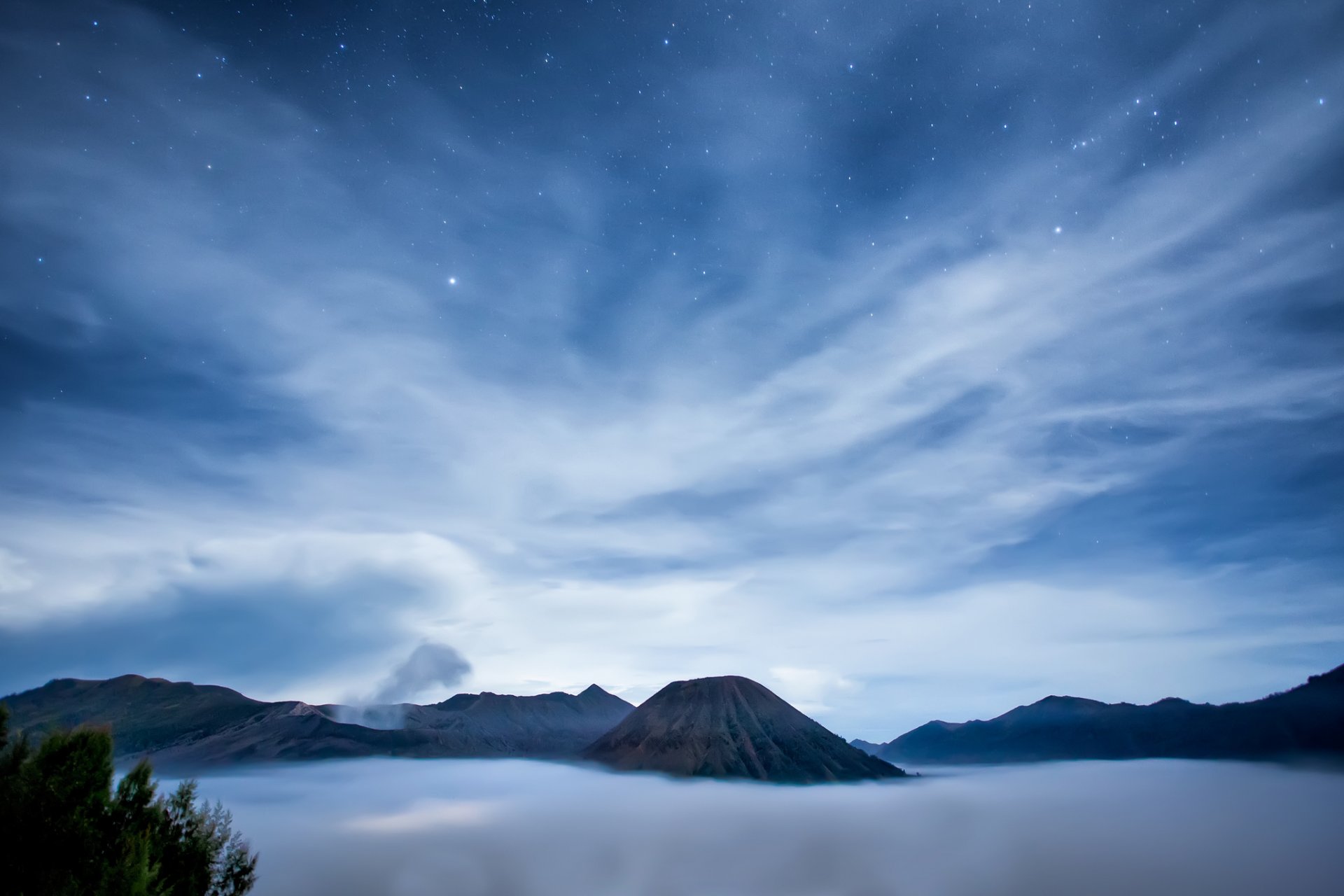 indonésie java île mer volcan nuit ciel nuages étoiles