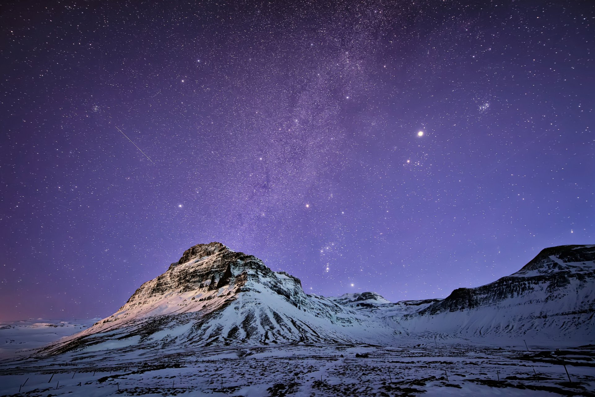 islanda montagne neve notte lilla cielo stelle via lattea