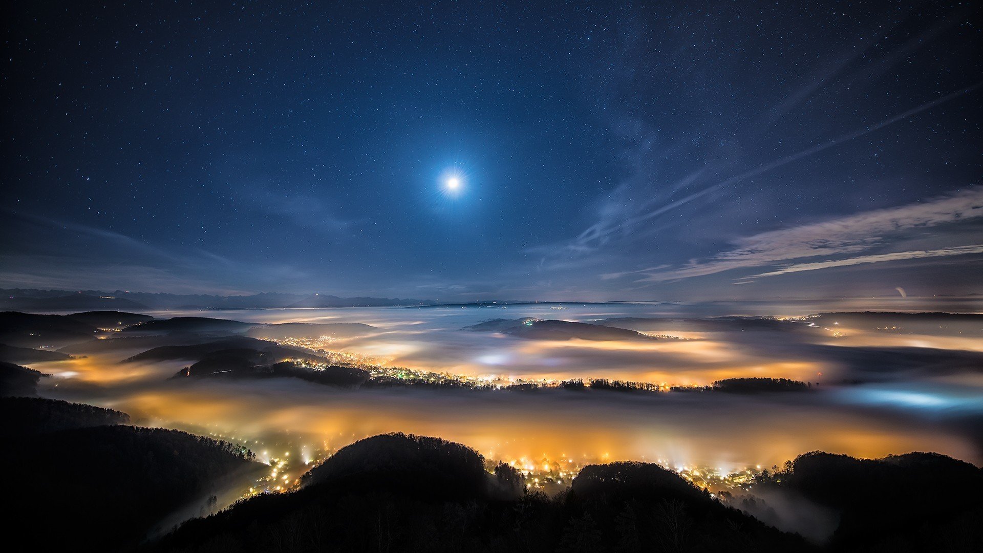 nacht himmel sterne. mond hügel nebel stadt lichter