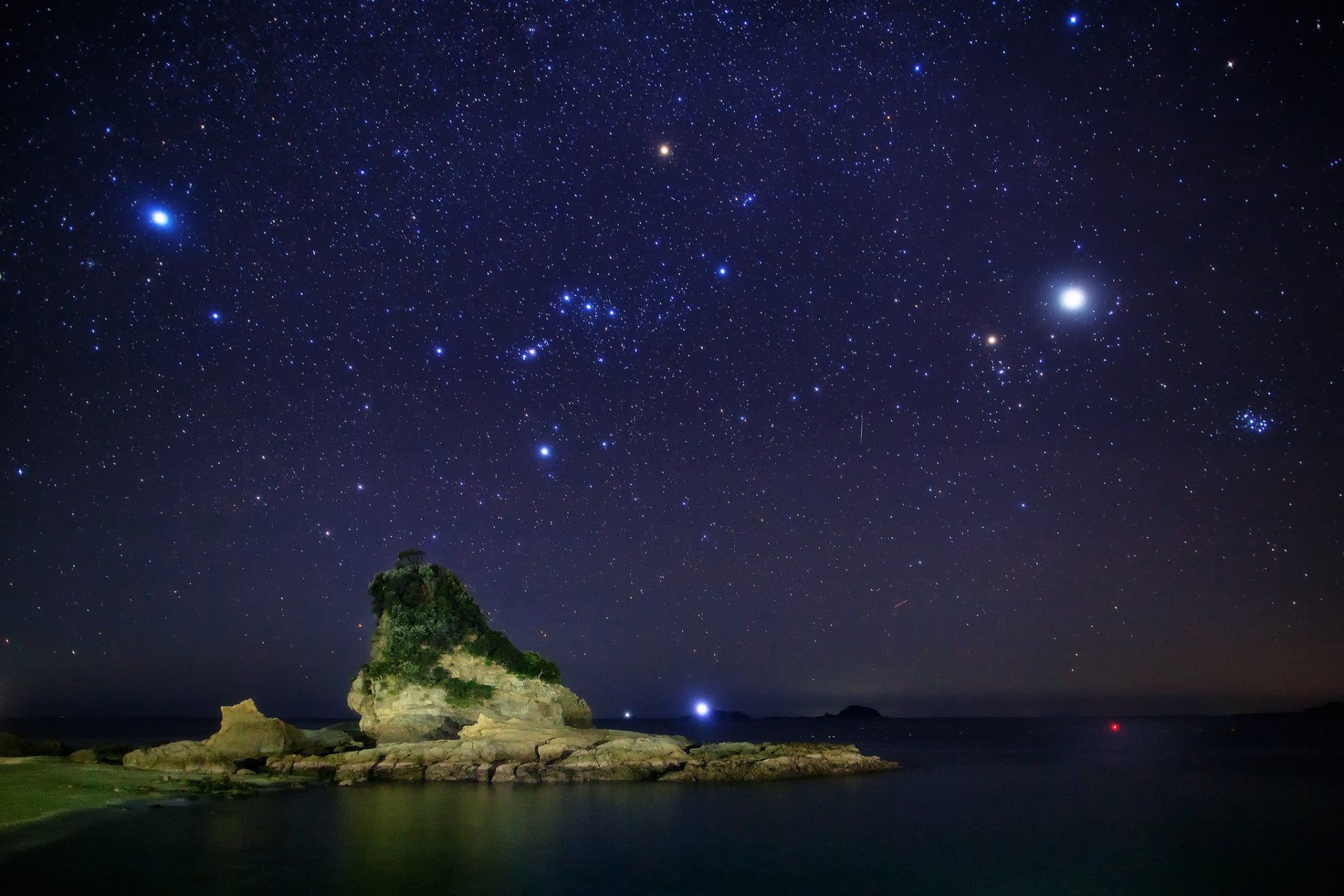 nacht himmel sterne konstellationen meer steine baum