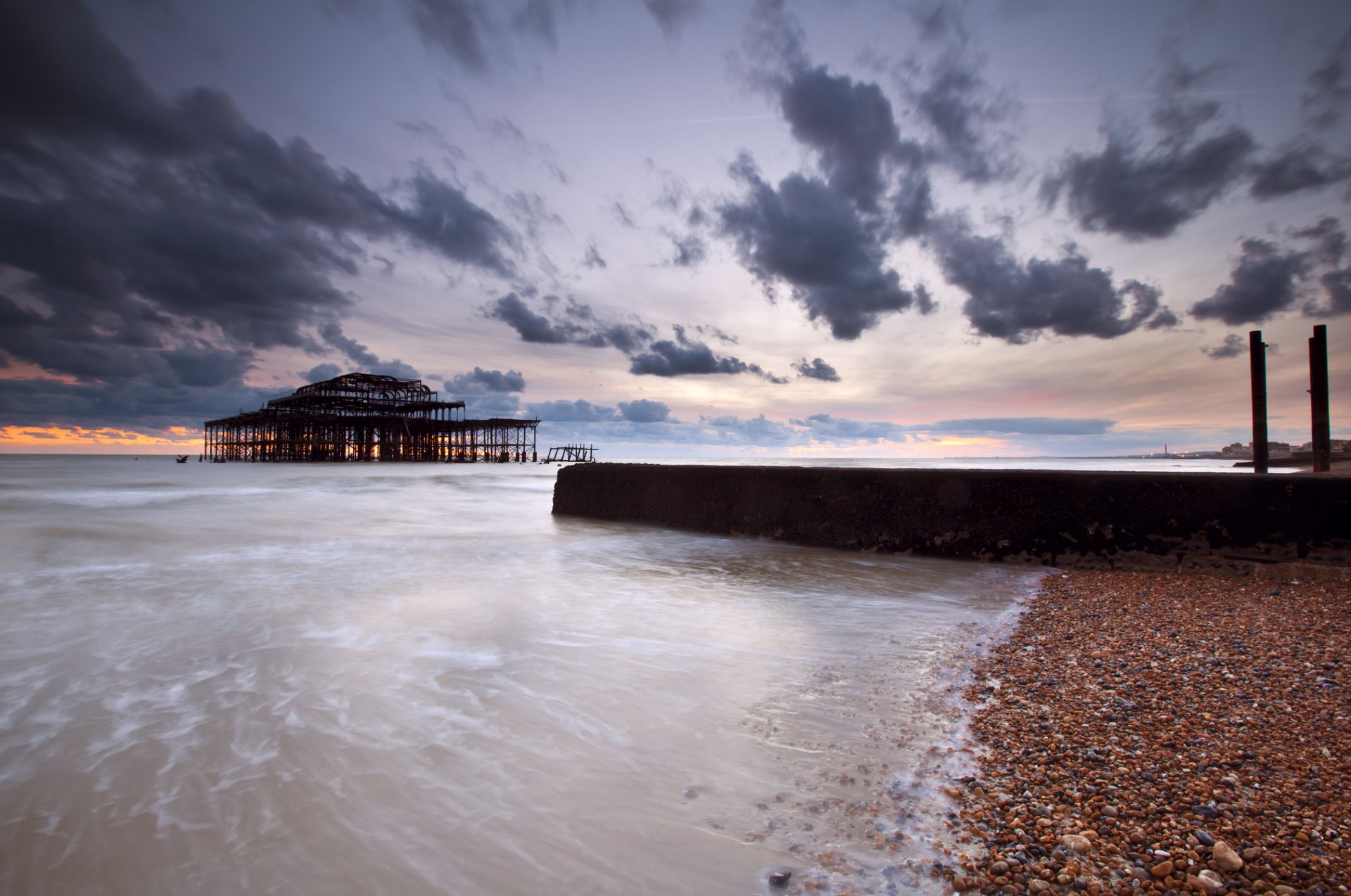 reino unido inglaterra mar estrecho costa piedras muelle tarde puesta del sol cielo nubes nubes