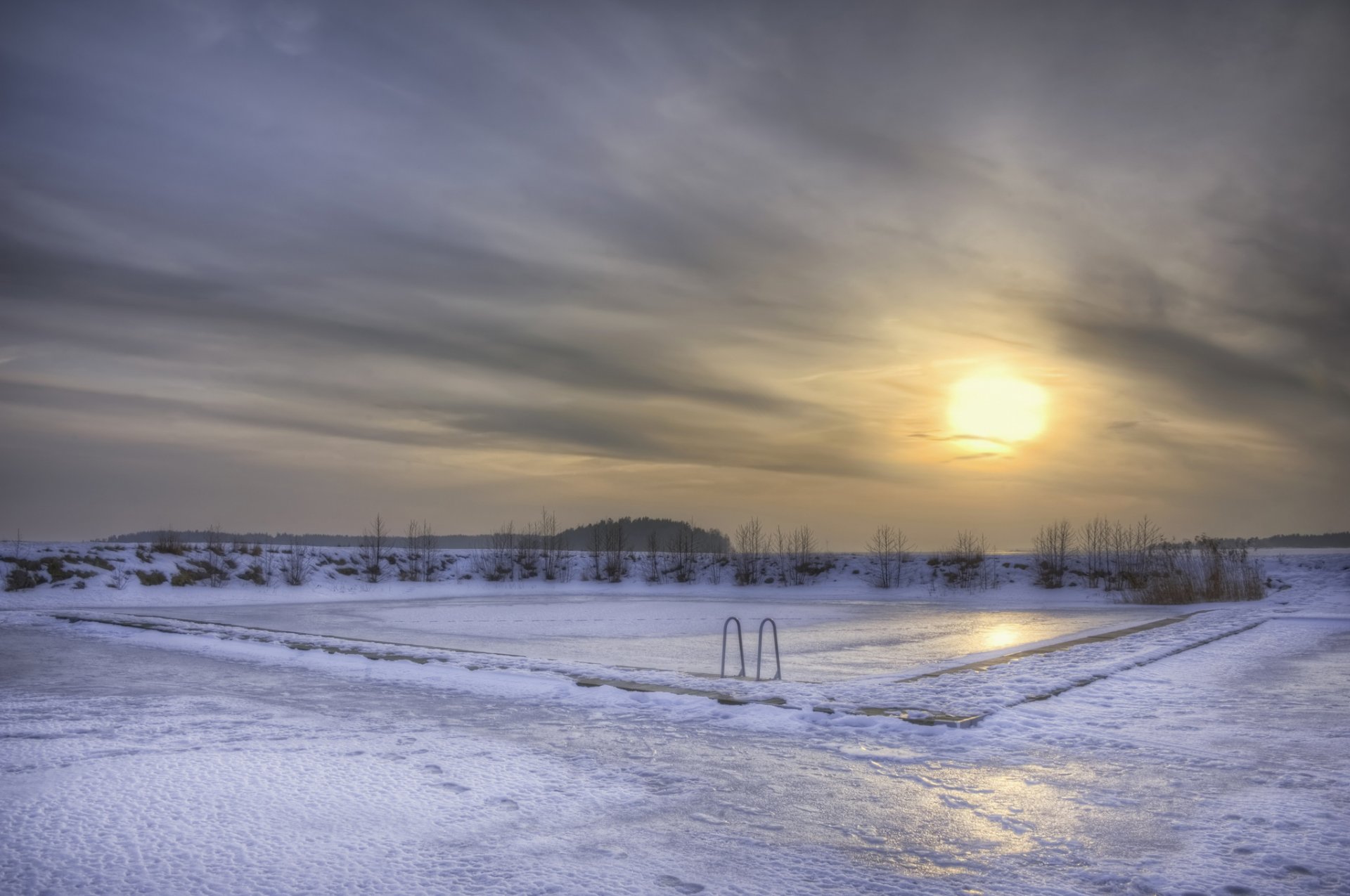 svezia inverno neve ghiaccio lago piscina sera sole tramonto cielo nuvole