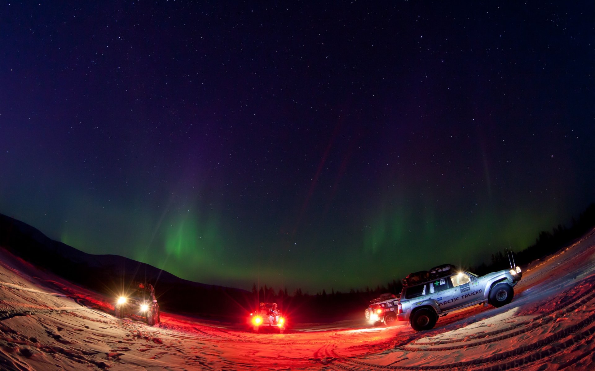 chukotka. aurora boreale notte automobili fari