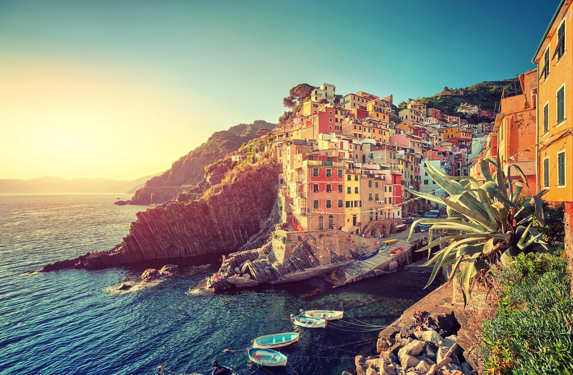 riomaggiore italia acqua riva barche edifici architettura finestre cielo