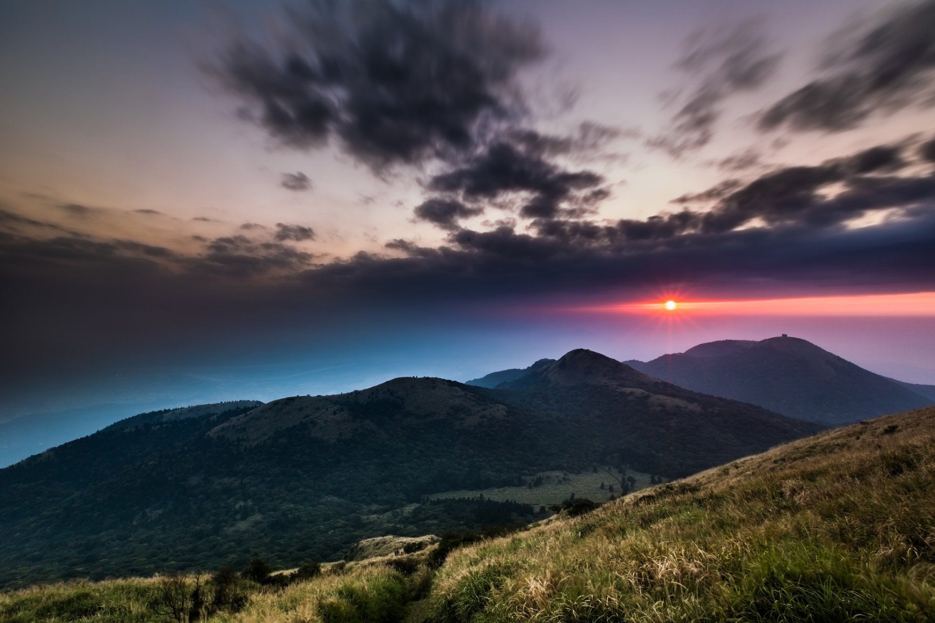 chine taiwan parc national montagnes collines herbe arbres ciel soirée soleil pourpre coucher de soleil nuages nuages