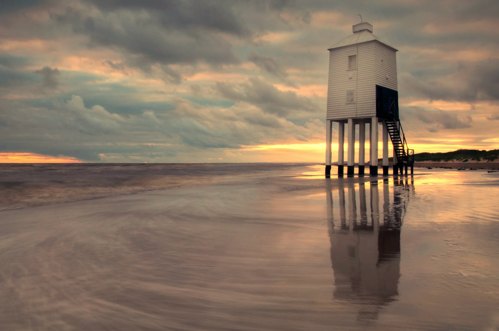 royaume-uni angleterre phare côte mer soir coucher de soleil ciel nuages nuages