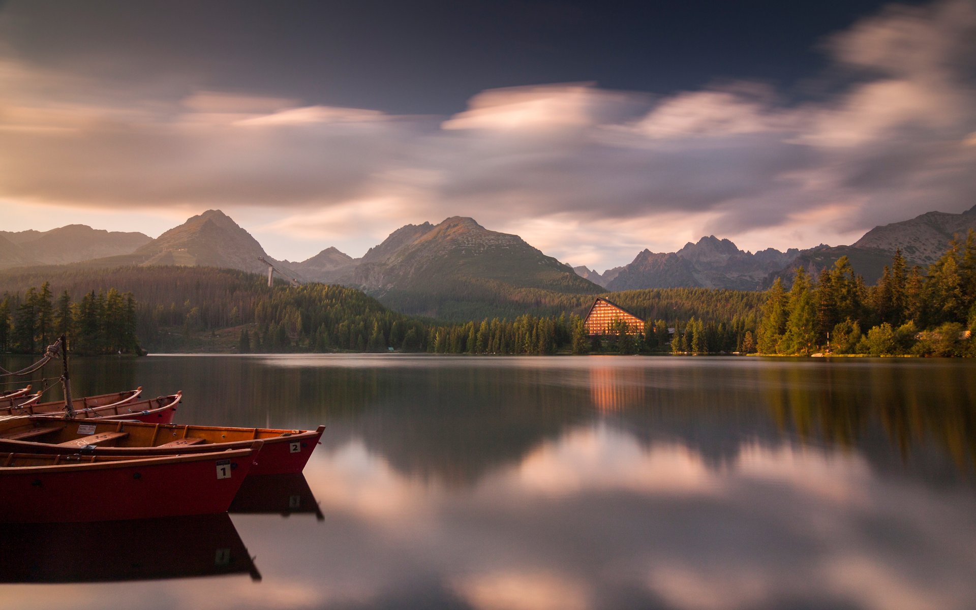 štrbske pleso tatra-nationalpark slowakei see berge boote wald