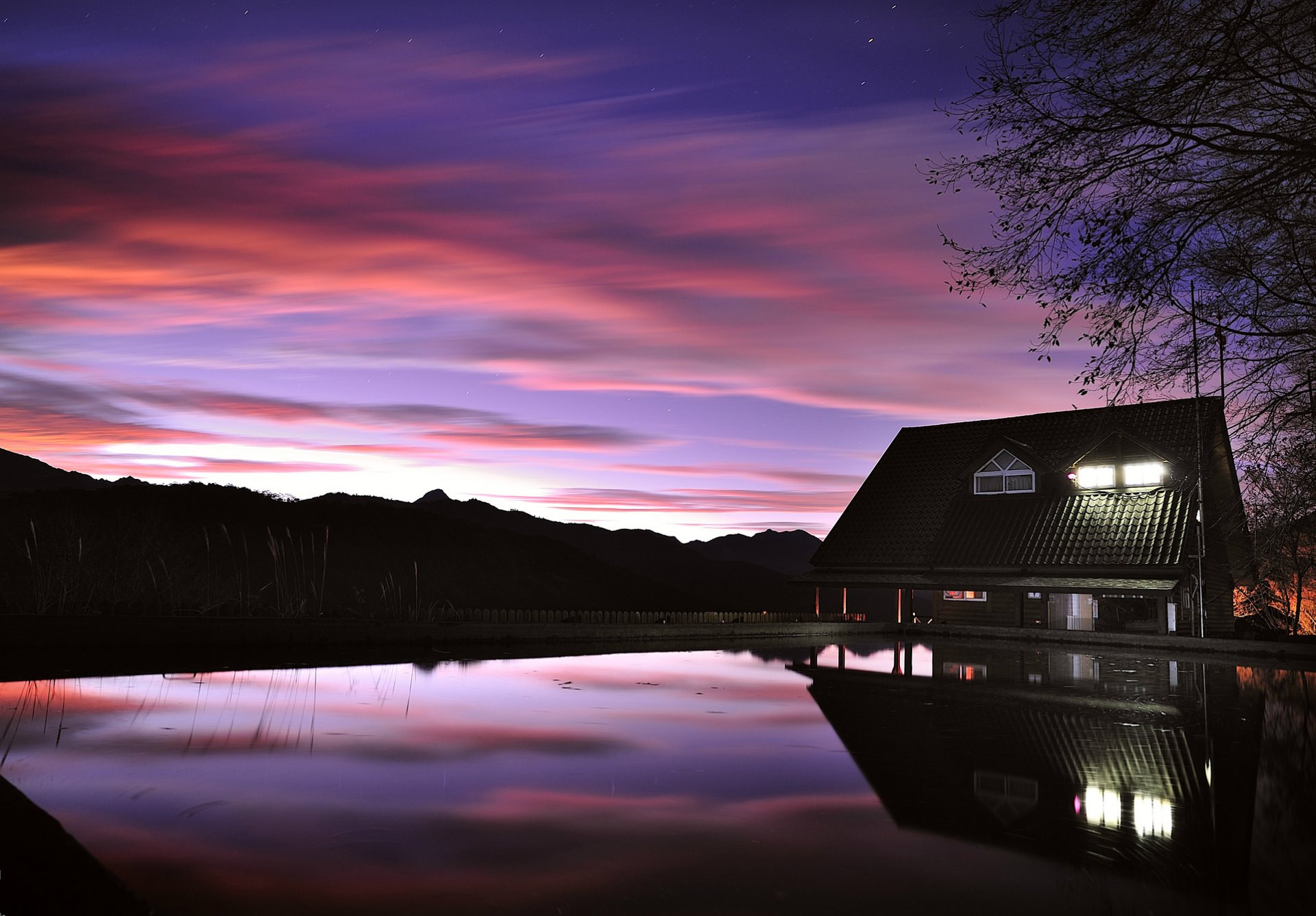 noche crepúsculo cielo estrellas nubes casa luz costa lago reflexión