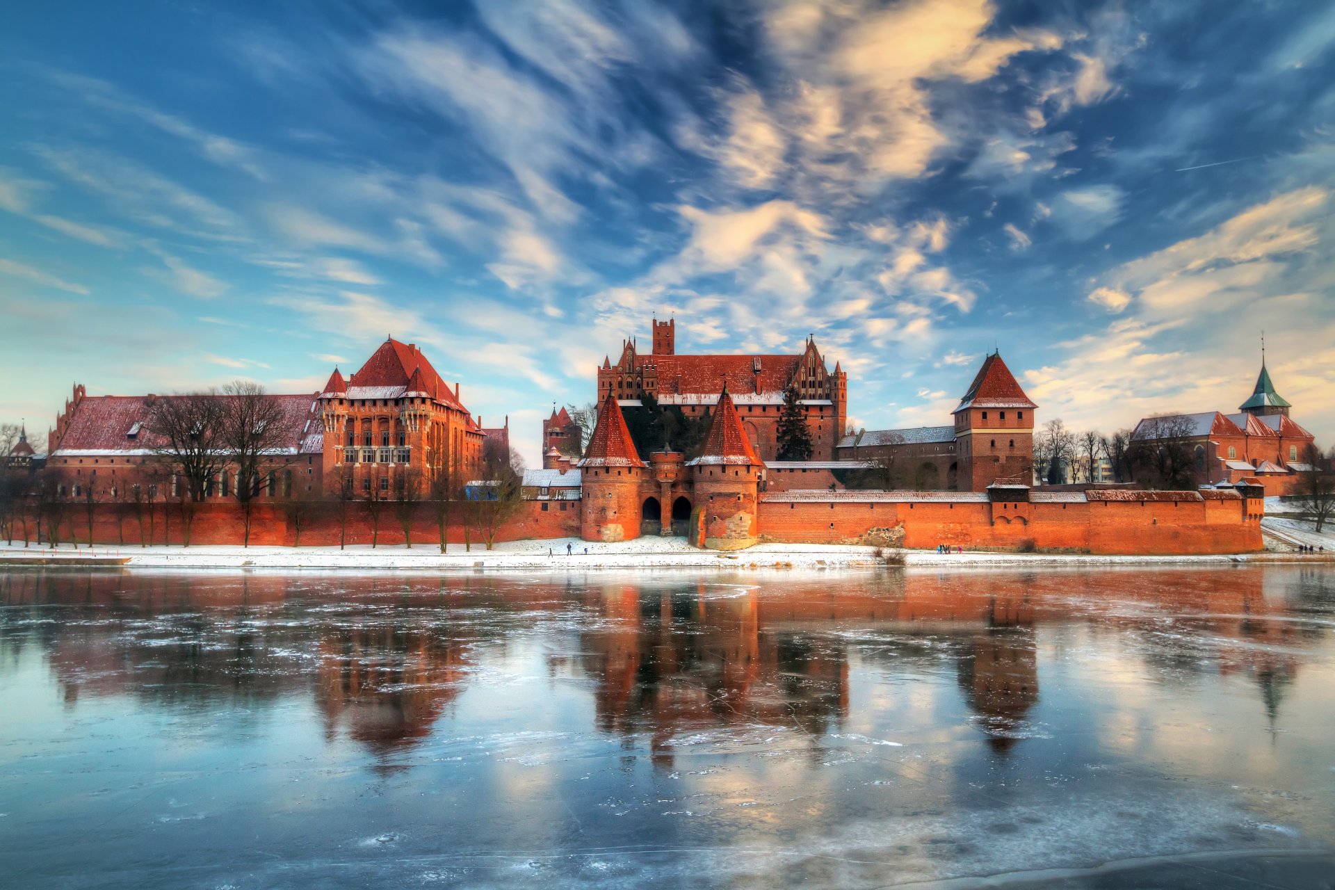 castello polonia inverno ghiaccio lago nuvole riflessione cielo