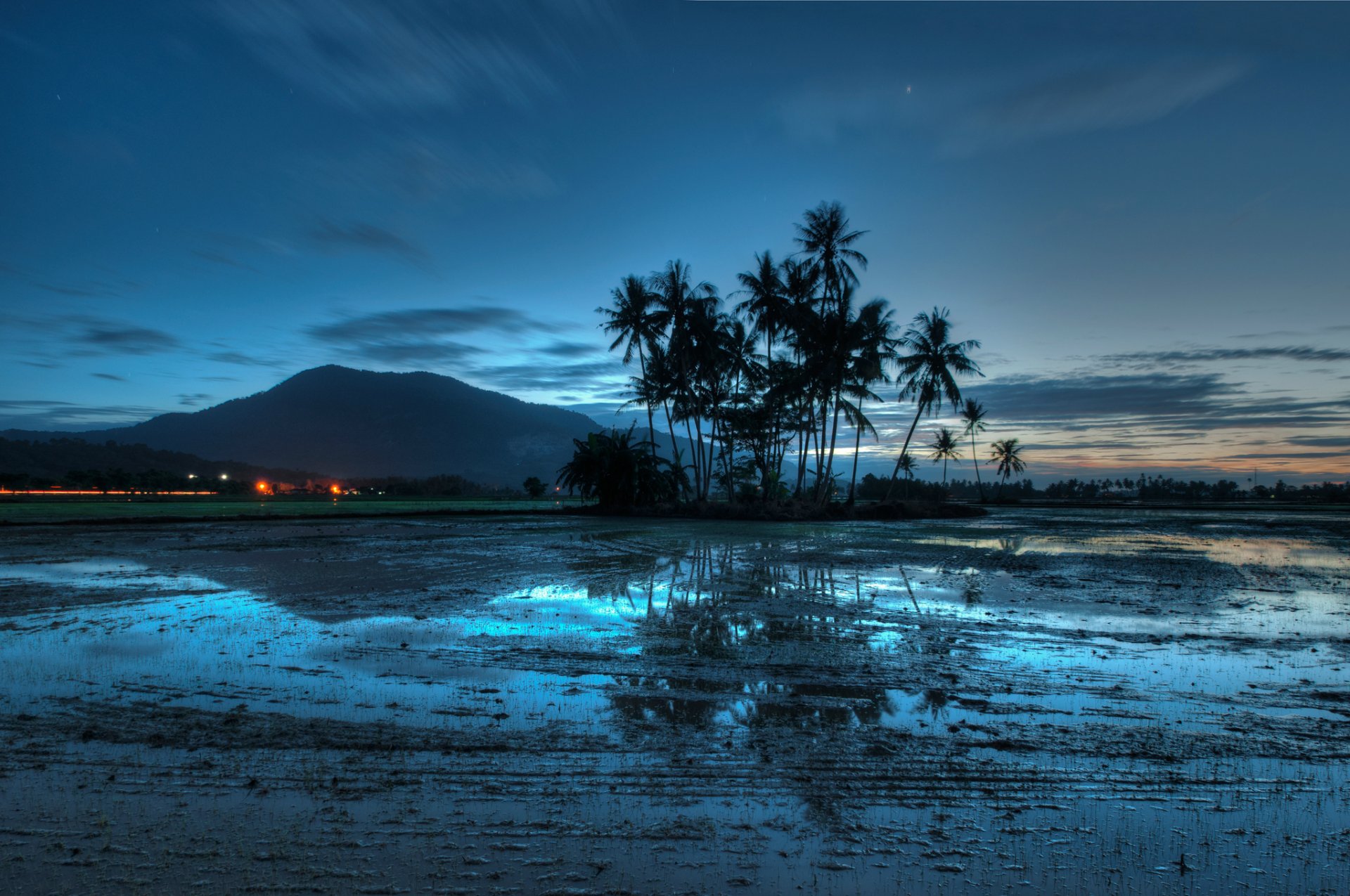 malasia montaña jerai noche luces luz palmeras puesta de sol cielo nubes agua reflexión azul