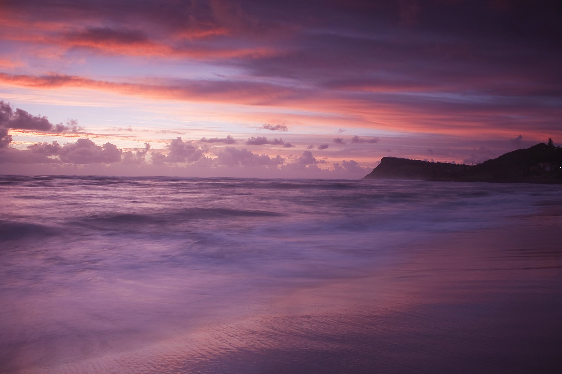 mer vagues soir coucher de soleil nuages nuages violet rose montagne nuances plage rivage