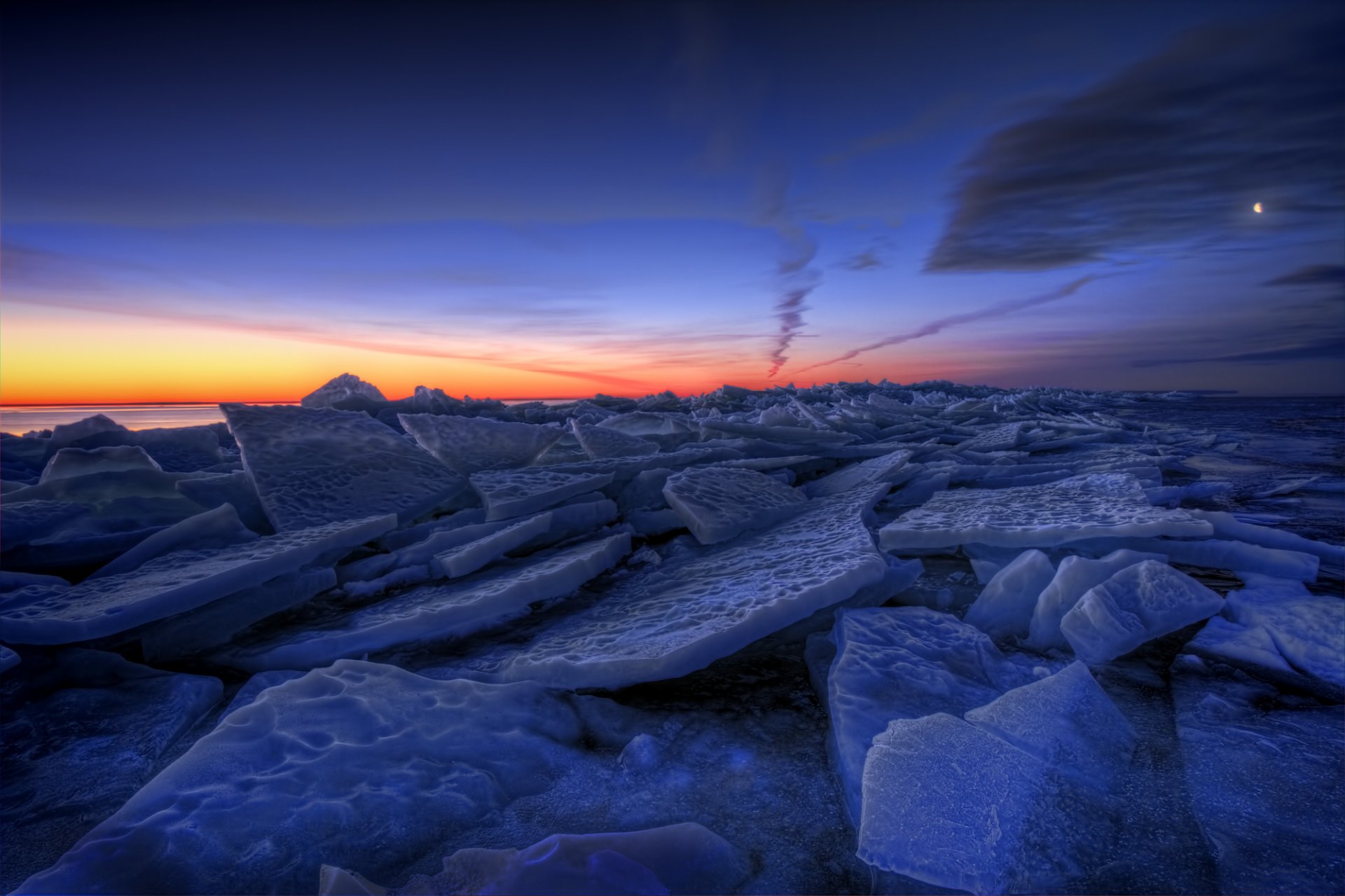 suède hiver lac glace banquise soirée orange coucher de soleil bleu ciel nuages lune