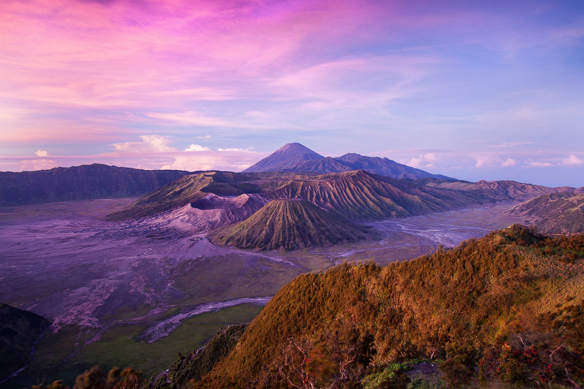 indonesia isla java volcán bromo colinas altitud azul rosa cielo nubes