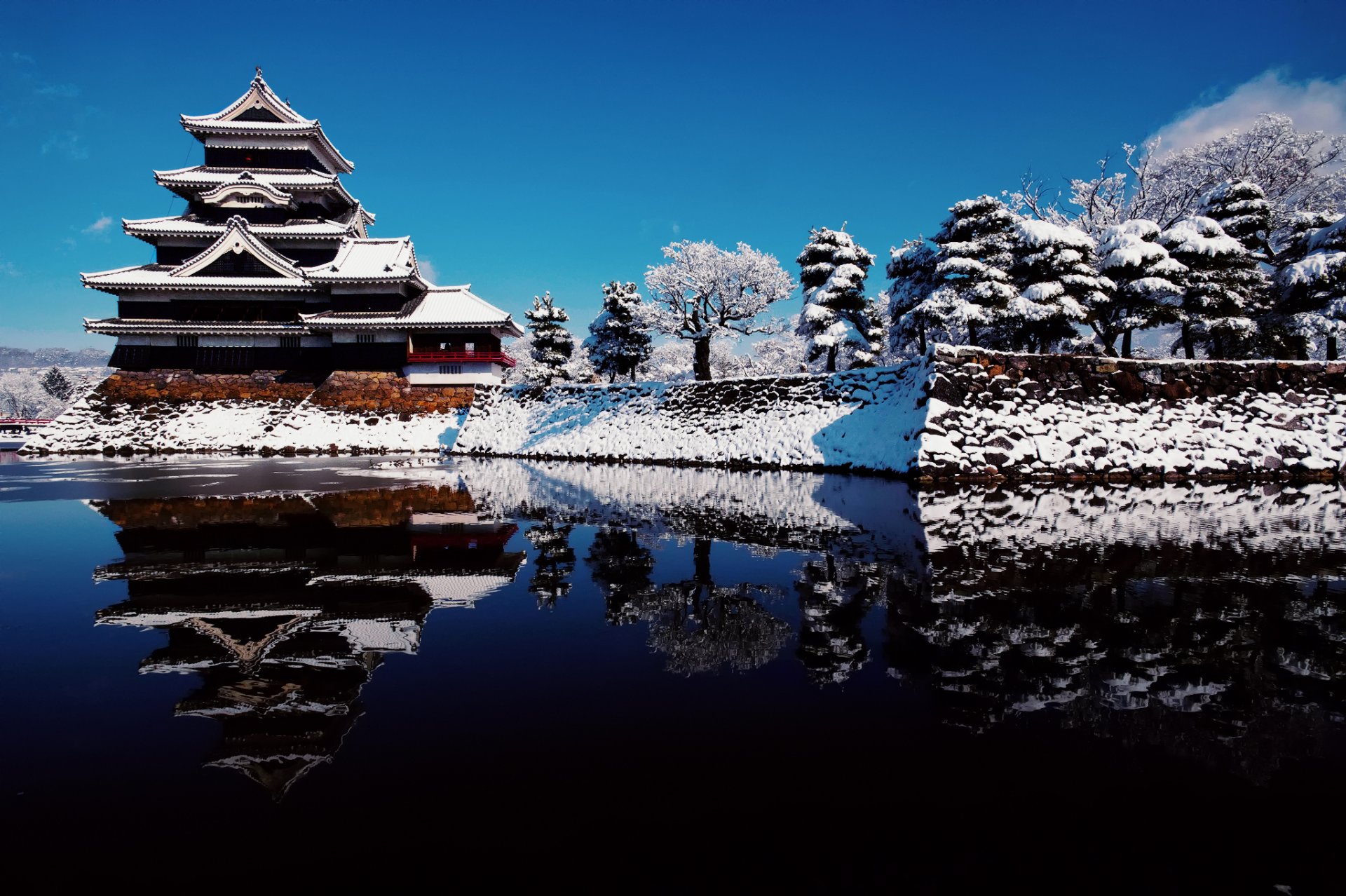 japonia prefektura nagano miasto matsumoto zamek matsumoto zamek kruka niebo woda odbicia zima śnieg