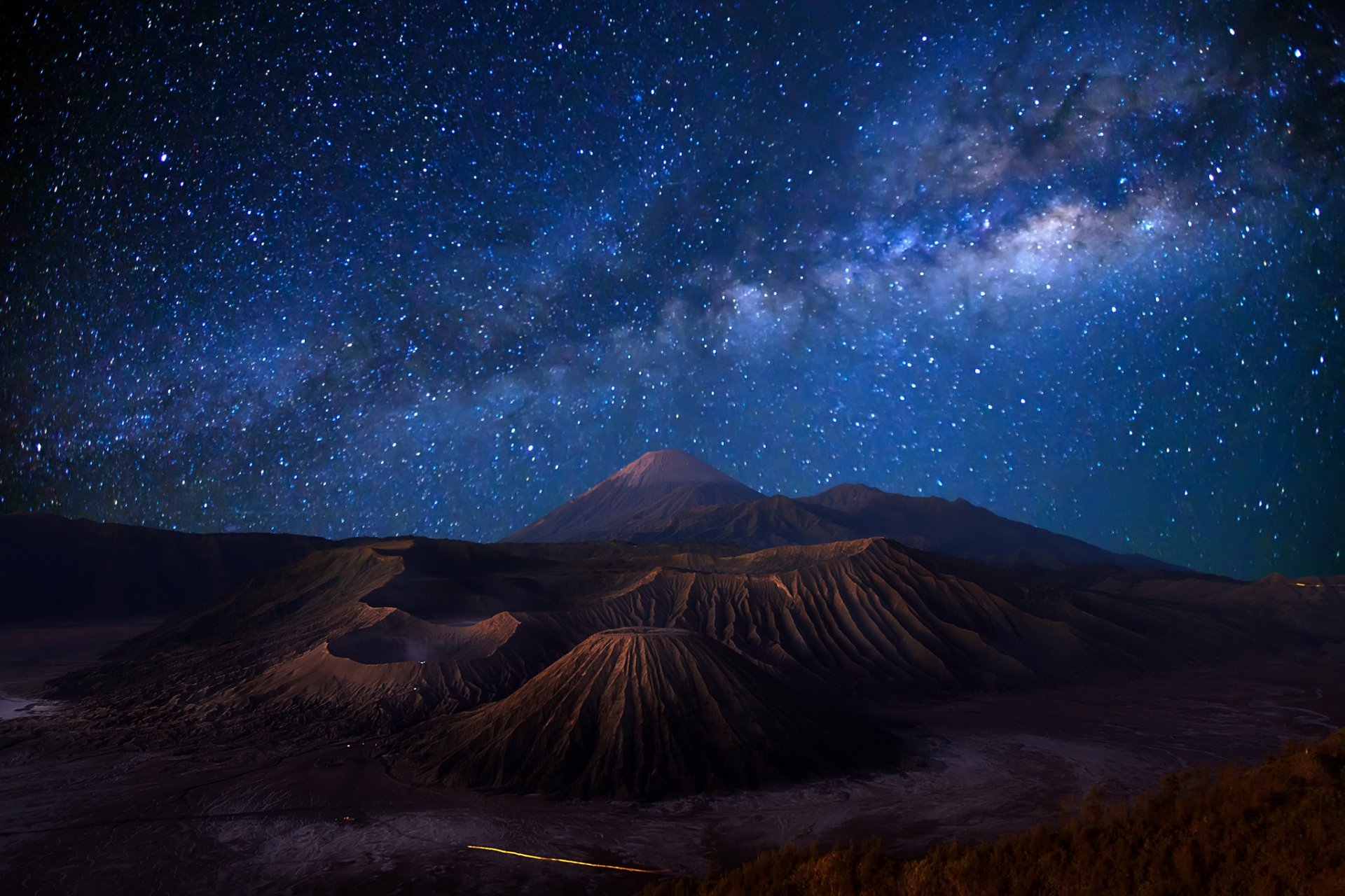 indonésie île java volcan bromo nuit bleu ciel étoiles voie lactée