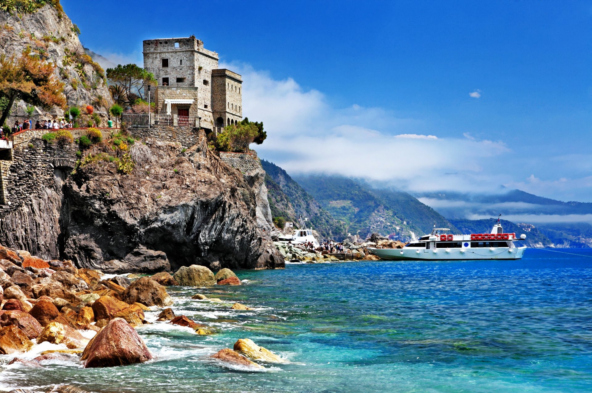 monterosso al mare cinque terre italien monterosso al mare cinque terre stadt felsen festung boote meer küste steine landschaft himmel natur bäume grün