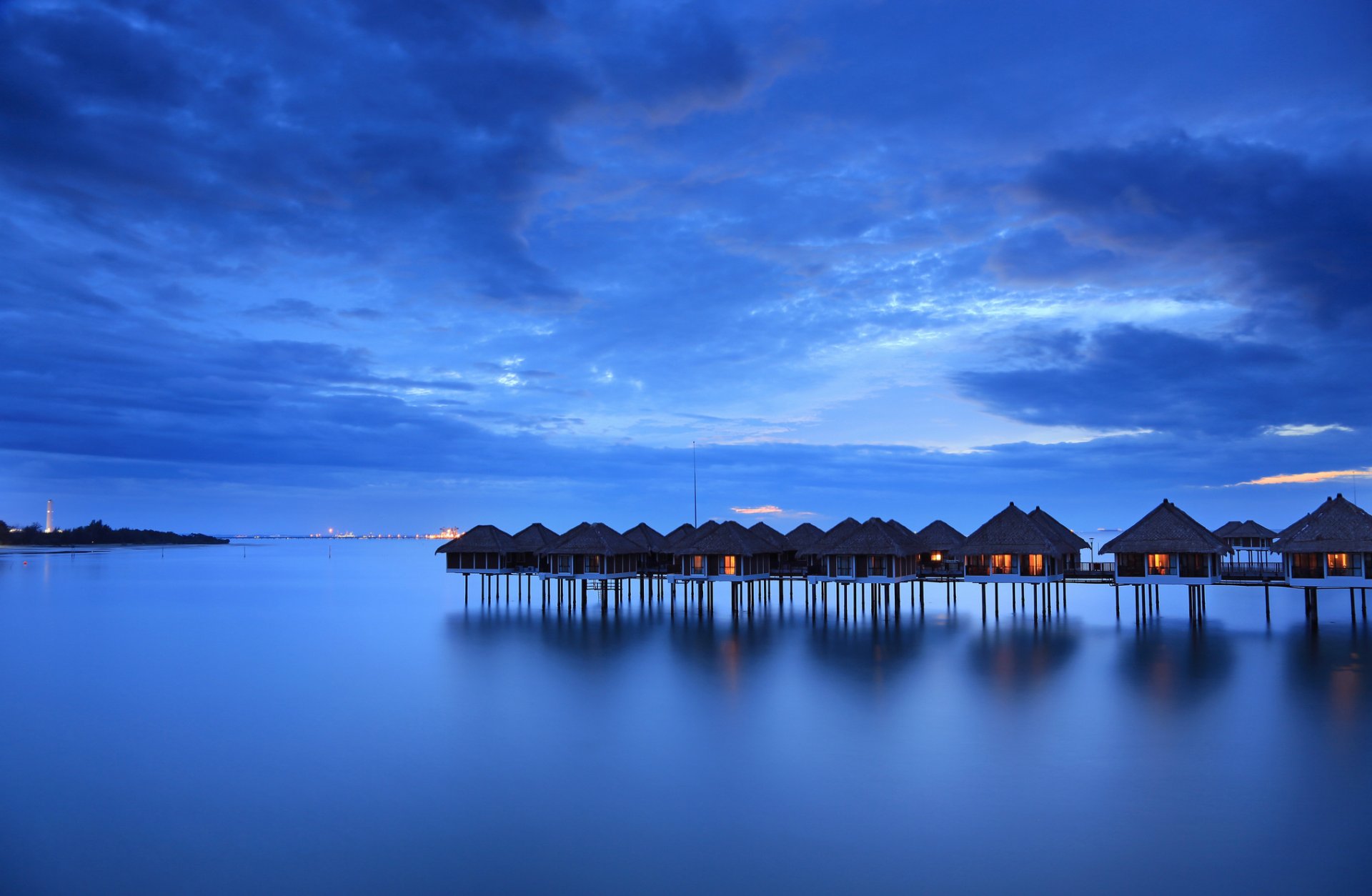 malaysia meer ruhe küste häuser abend himmel wolken blau