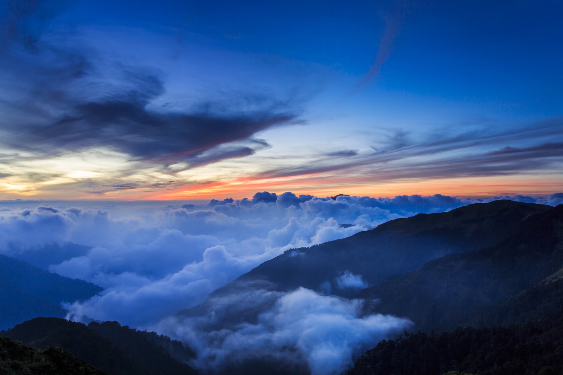 china taiwán parque nacional montañas colinas árboles neblina niebla nubes cielo tarde puesta del sol